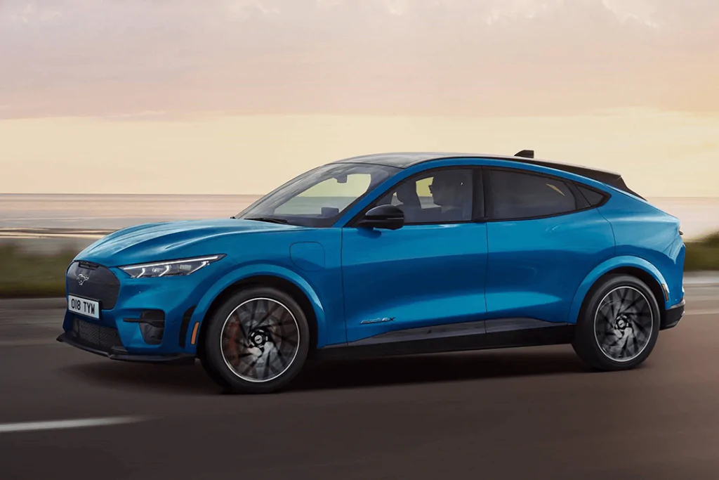 Ford-Mustang-Mach-E-GT-kör-på-vägen